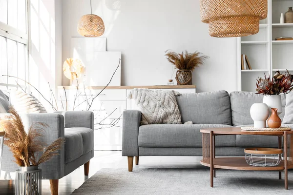 Gemütliche Graue Sofas Und Couchtisch Mit Einem Strauß Getrockneter Protea — Stockfoto
