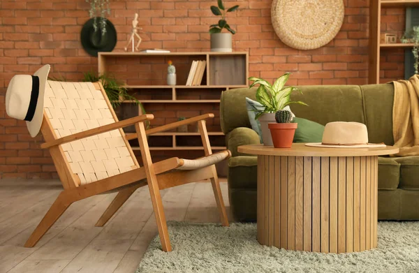 Interieur Des Stilvollen Wohnzimmers Mit Grünem Sofa Sessel Und Couchtisch — Stockfoto