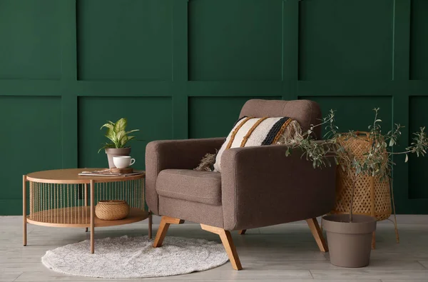 绿墙附近舒适的扶手椅 咖啡桌和室内植物 — 图库照片