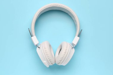 Mavi arka plan üzerinde modern beyaz kulaklık