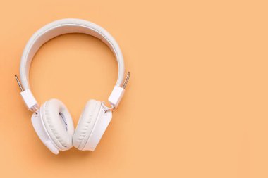 Bej arka planda modern beyaz kulaklıklar