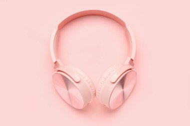 Pembe arka planda modern kulaklıklar