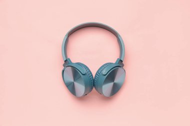 Pembe arka planda modern mavi kulaklıklar