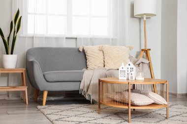 Kahve masası ve rahat kanepesi olan şık bir oturma odası.