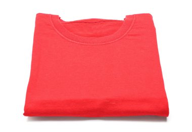 Beyaz arkaplanda katlanmış kırmızı tişört