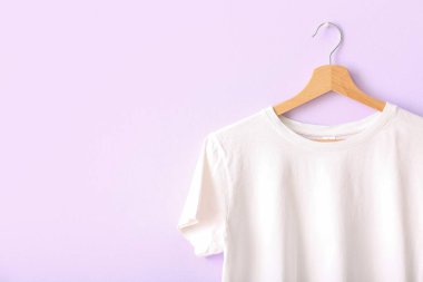 Eflatun duvarda asılı beyaz tişört