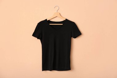 Işık duvarında asılı siyah tişört