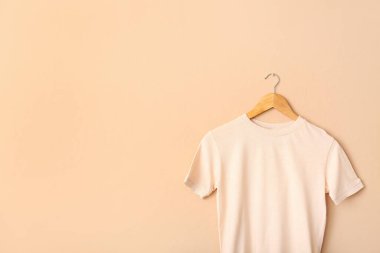 Işık duvarında asılı beyaz tişört