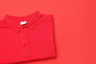 Katlanmış kırmızı tişört ve renk arkaplanı