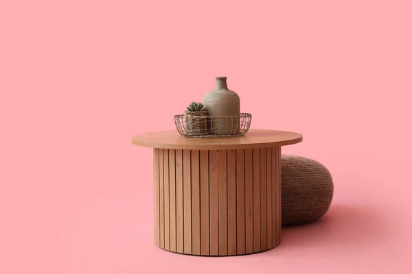 木製のコーヒーテーブルには ピンクの背景にジャグ 観葉植物とPoufi — ストック写真