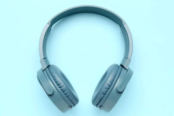 Moderne Kopfhörer Auf Blauem Hintergrund — Stockfoto