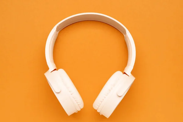 Moderne Leichte Kopfhörer Auf Orangefarbenem Hintergrund — Stockfoto