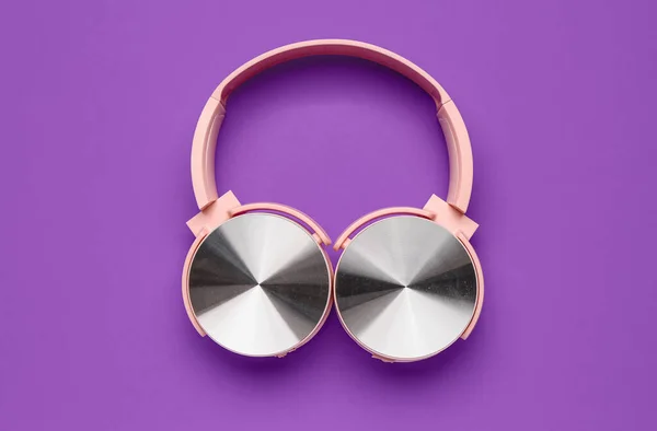 現代のピンクのヘッドフォン紫の背景 — ストック写真