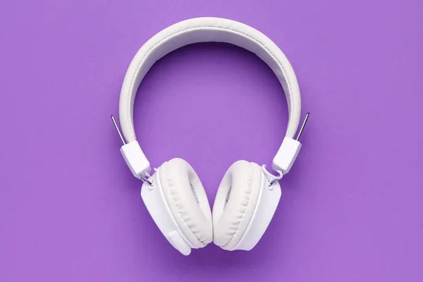 紫色背景的现代白色耳机 — 图库照片