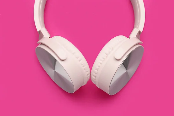 粉色背景的现代白色耳机 — 图库照片
