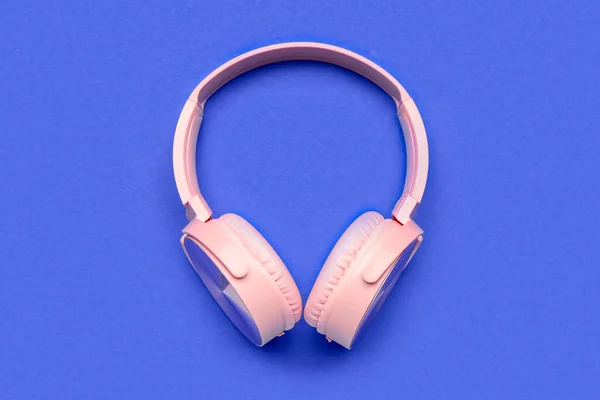 Сучасні Рожеві Навушники Синьому Фоні — стокове фото
