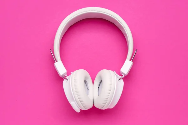 Fones Ouvido Brancos Modernos Fundo Rosa — Fotografia de Stock