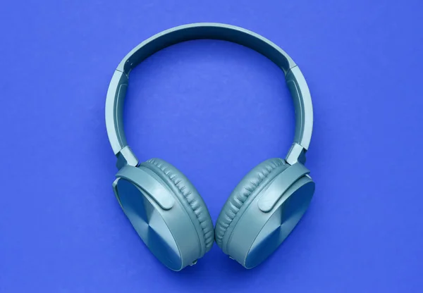 蓝色背景的现代耳机 — 图库照片