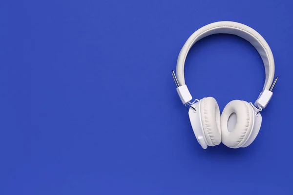 Nowoczesne Słuchawki Biały Niebieskim Tle — Zdjęcie stockowe