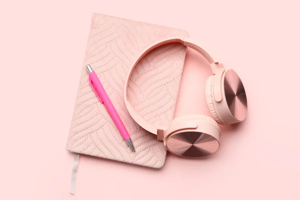 Cuffie Moderne Con Notebook Sfondo Rosa — Foto Stock