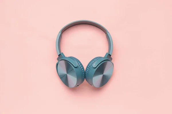 Nowoczesne Niebieskie Słuchawki Różowym Tle — Zdjęcie stockowe