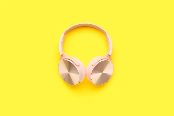 黄色背景的现代粉色耳机 — 图库照片