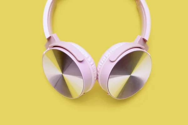黄色背景的现代粉色耳机 — 图库照片