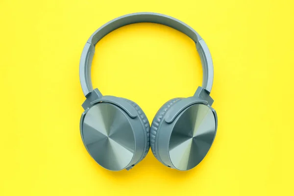 黄色背景的现代蓝色耳机 — 图库照片