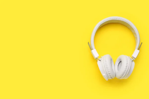 Nowoczesne Białe Słuchawki Żółtym Tle — Zdjęcie stockowe