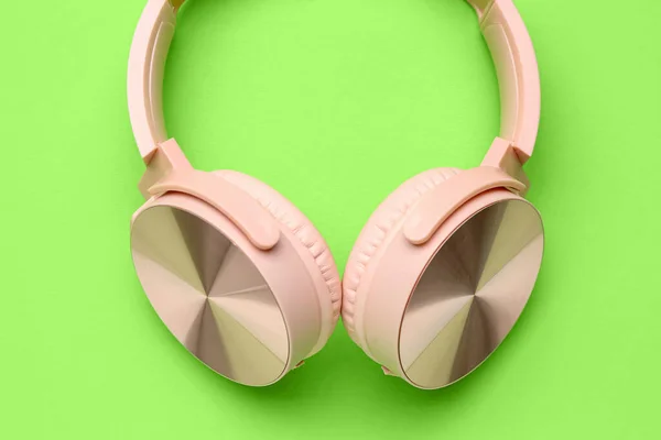 绿色背景的现代粉色耳机 — 图库照片