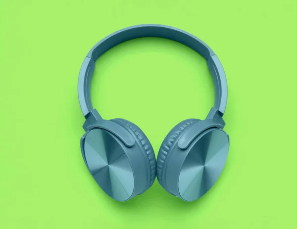 Modern Blue Headphones Green Background — Stock Photo, Image