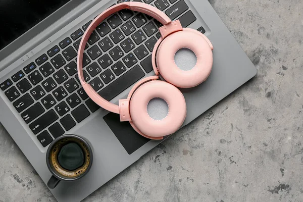 現代のピンクのヘッドフォンとともにノートパソコン上のグレーグランジ背景 — ストック写真