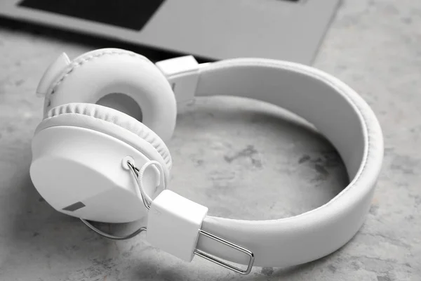 Moderne Weiße Kopfhörer Auf Grauem Grunge Hintergrund — Stockfoto