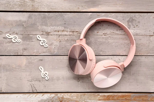 現代のピンクのヘッドフォン 灰色の木製の背景 — ストック写真