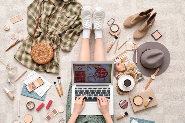 Vrouw Met Laptop Make Producten Accessoires Online Kopen Beige Tapijt — Stockfoto