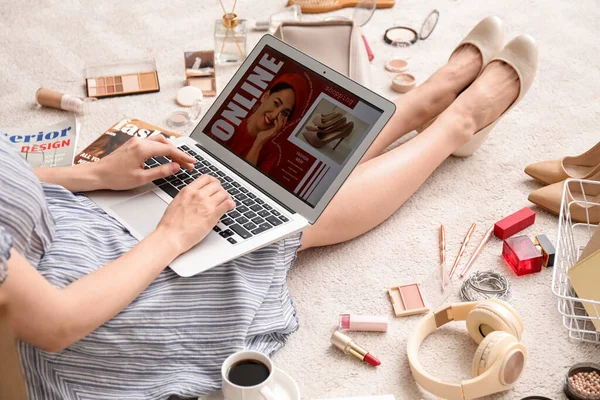 Vrouw Met Laptop Make Producten Accessoires Online Winkelen Beige Tapijt — Stockfoto