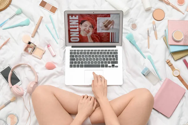 Vrouw Met Laptop Make Producten Accessoires Online Kopen Witte Deken — Stockfoto