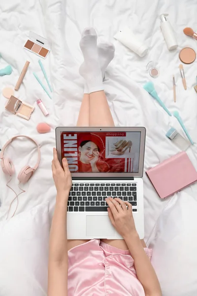 Woman Laptop Makeup Products Accessories Shopping Online White Blanket — Stock Photo, Image