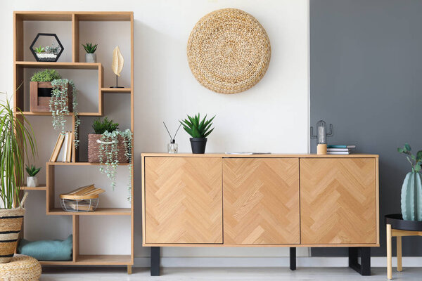 Деревянный шкаф и полки в интерьере стильного номера