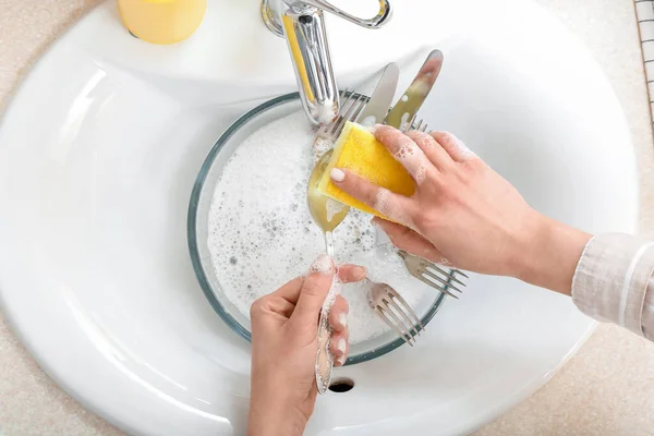 Kobieta Myjąca Łyżkę Gąbką Zlewie Zbliżenie — Zdjęcie stockowe