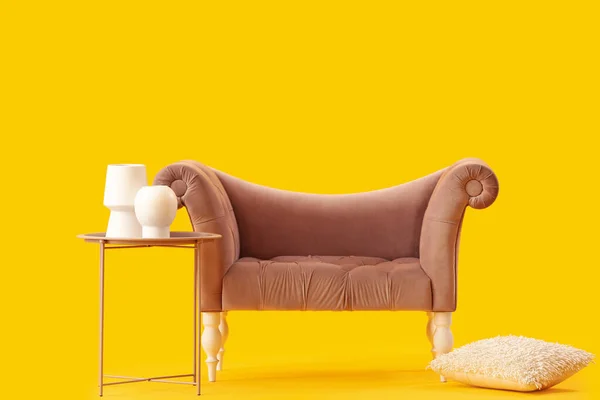 Sofá Elegante Mesa Café Com Vasos Fundo Amarelo — Fotografia de Stock