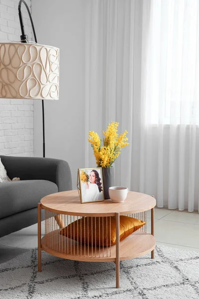 Meja Kopi Dengan Vas Bunga Cangkir Dan Foto Wanita Interior — Stok Foto