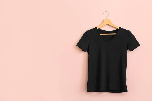 Zwart Shirt Hangend Aan Roze Muur — Stockfoto
