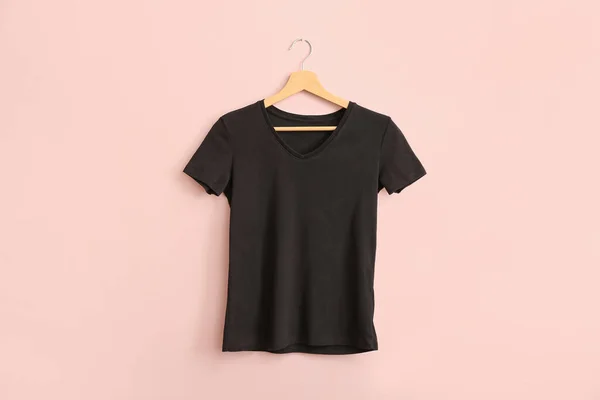 Zwart Shirt Hangend Aan Roze Muur — Stockfoto