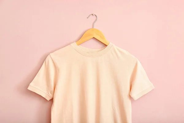 Stijlvol Shirt Hangend Aan Roze Muur — Stockfoto