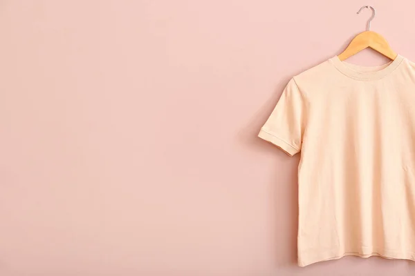 Stylowy Shirt Wiszący Różowej Ścianie — Zdjęcie stockowe