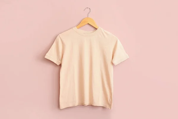 Κομψό Μπλουζάκι Κρεμασμένο Ροζ Τοίχο — Φωτογραφία Αρχείου