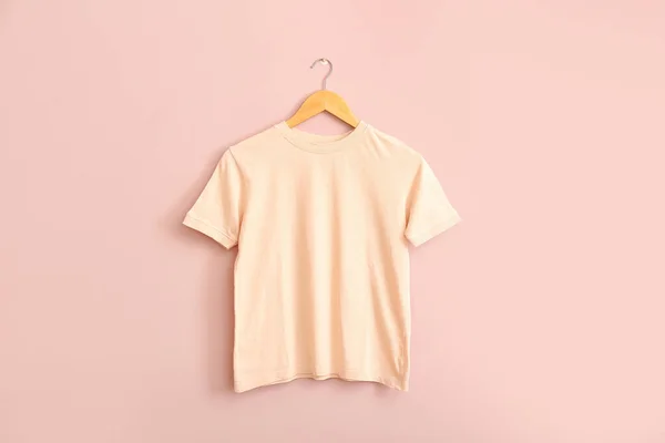 粉色墙上挂着时髦的T恤衫 — 图库照片