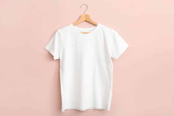 Shirt Branca Pendurada Parede Rosa — Fotografia de Stock