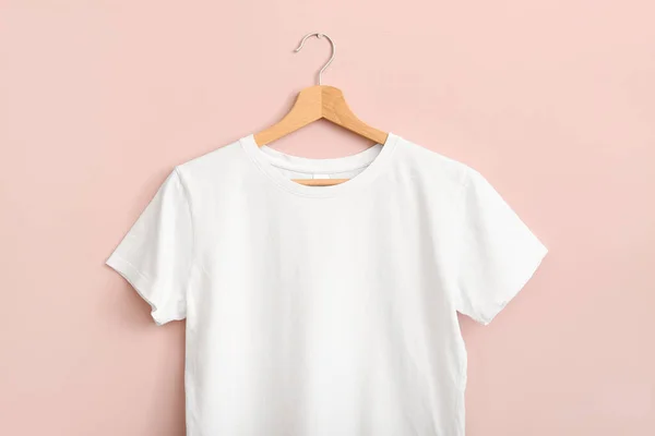 Weißes Shirt Hängt Rosa Wand — Stockfoto